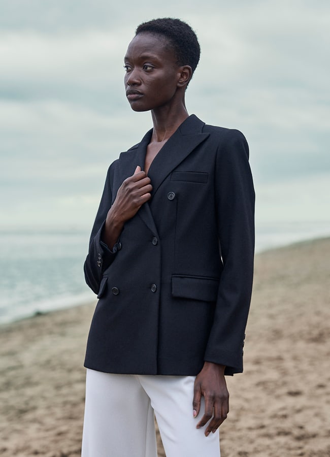 Frau mit Blazer Fernando schwarz am Strand