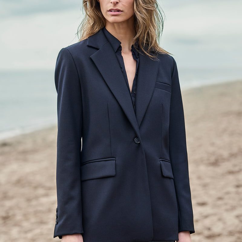 Frau mit Blazer Fernando schwarz am Strand