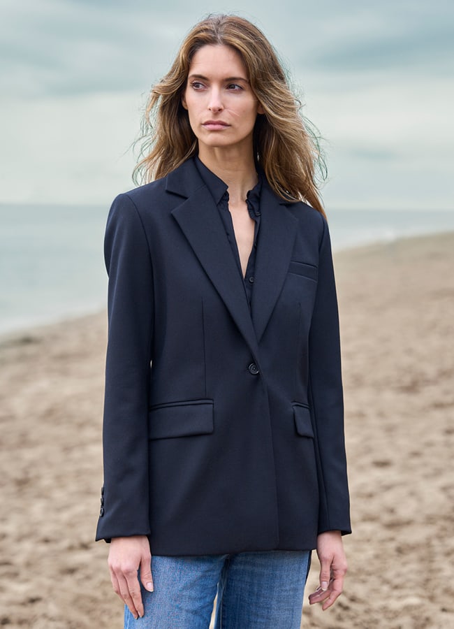 Frau mit Blazer Fernando schwarz am Strand