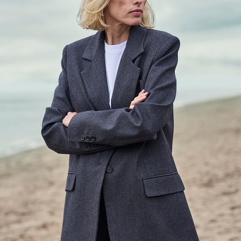 Frau mit Blazer Franz Grau Wolle am Strand