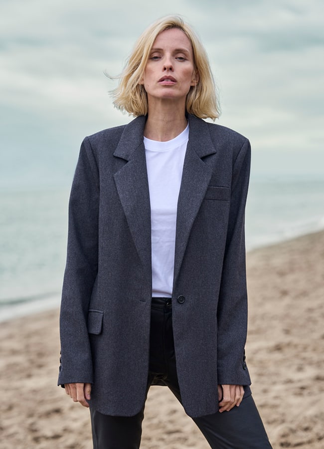 Frau mit Blazer Franz Grau Wolle am Strand