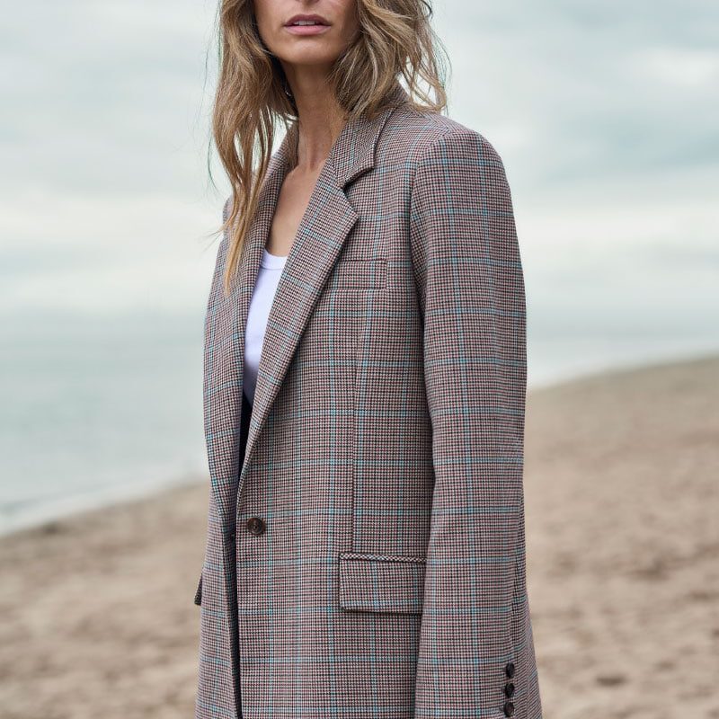 Frau mit Blazer Franz Karo am Strand