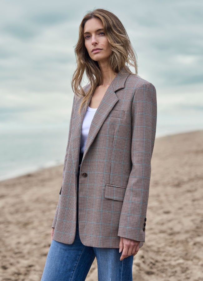 Frau mit Blazer Franz Karo am Strand