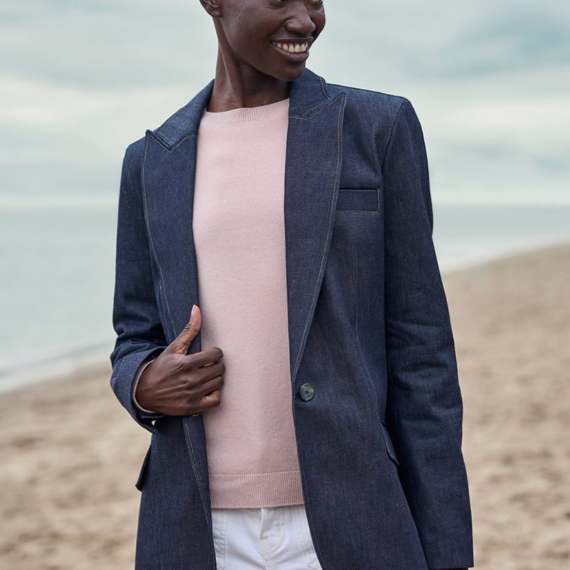 Frau mit Blazer Hans Denim am Strand