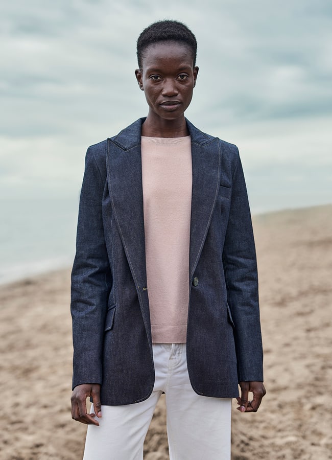 Frau mit Blazer Hans Denim am Strand