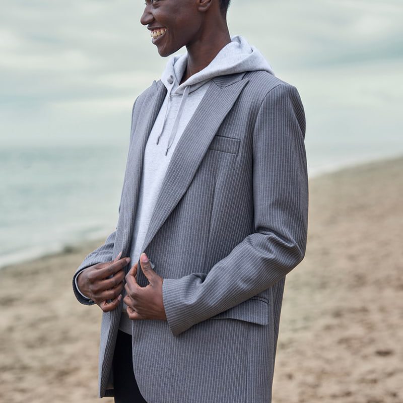 Frau mit Blazer Hans Nadelstreifen am Strand