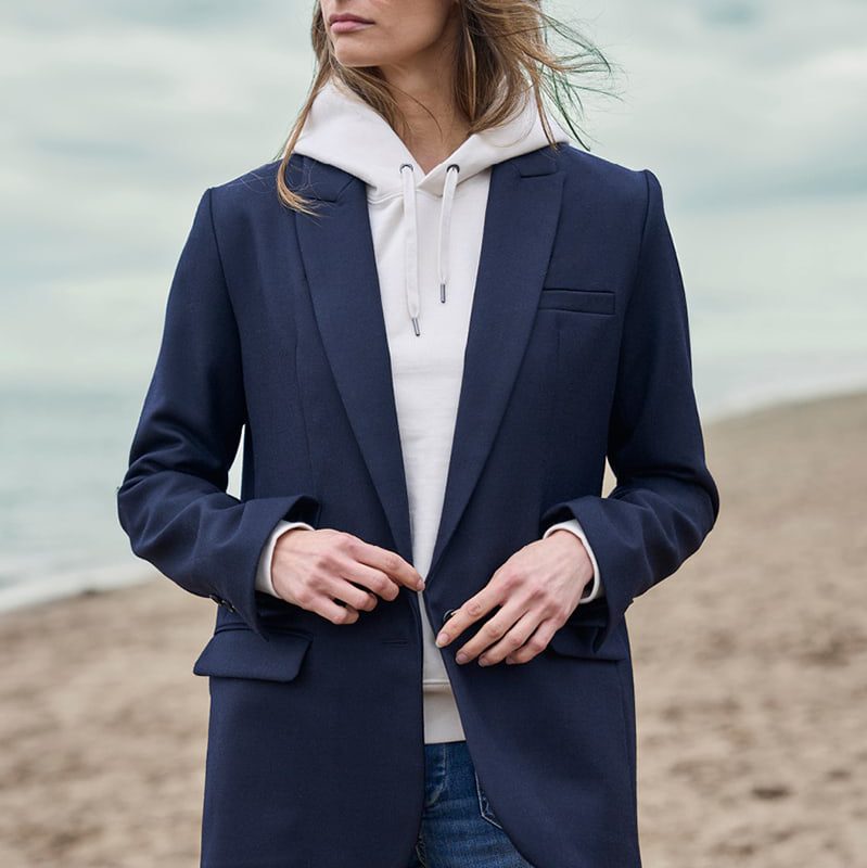 Frau mit Blazer Liz Navy mit Strand